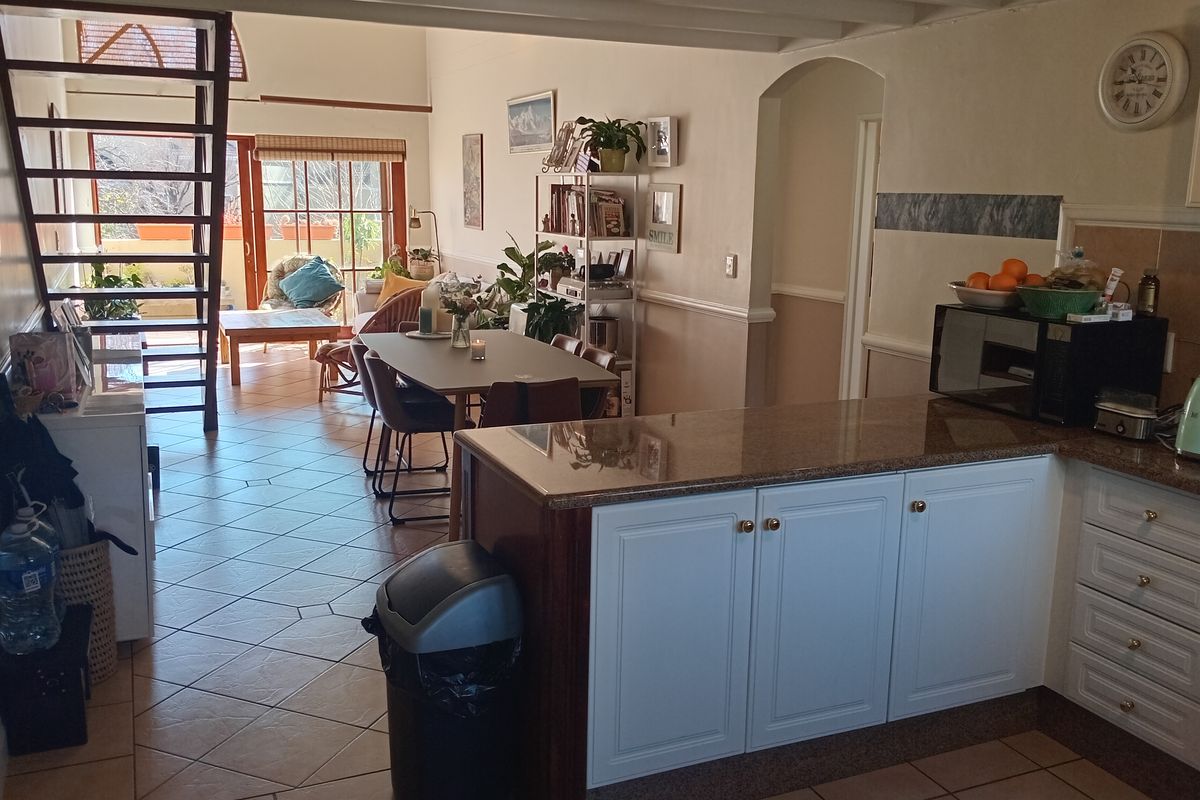 Charming Upstairs Unit with Loft and Stunning Views - Photo 4