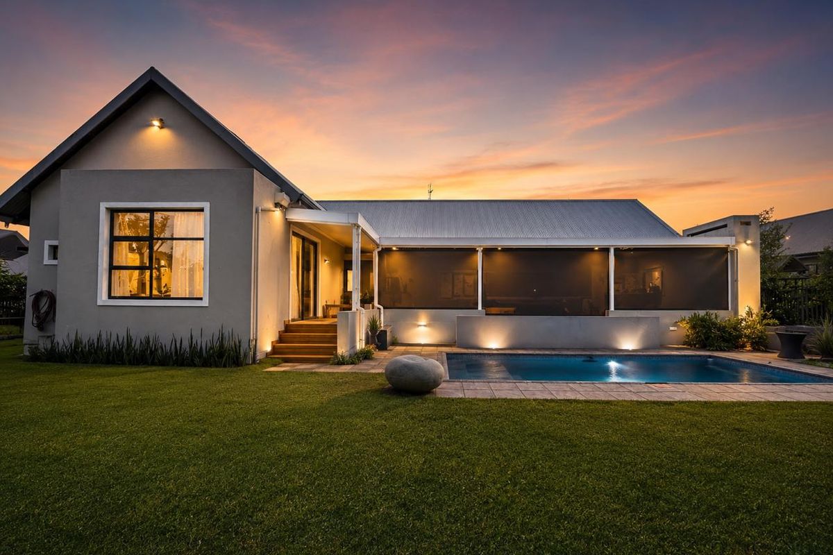 Sophisticated Family Living in Tanglewood Estate - Photo 2