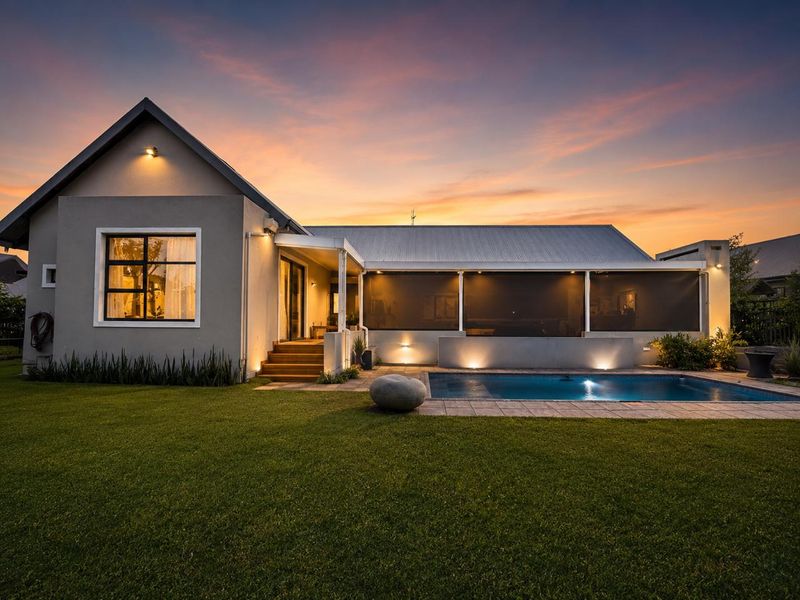 Sophisticated Family Living in Tanglewood Estate - Photo 2