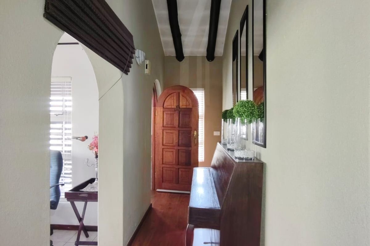 Exceptional Off-the-Grid Family Home in Old Vaalpark - Photo 5