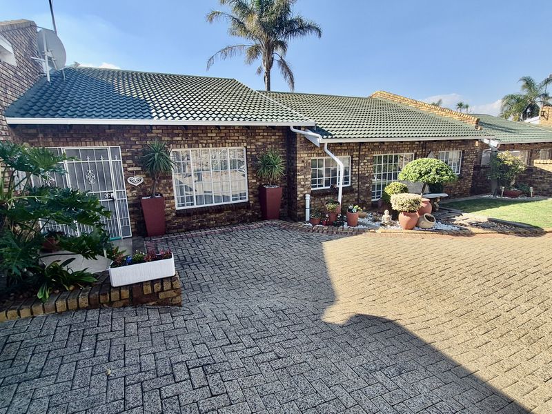 Spacious family home in Die Heuwel proper. - Photo 1