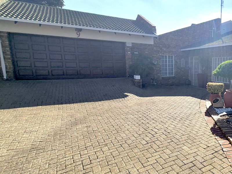 Spacious family home in Die Heuwel proper. - Photo 2
