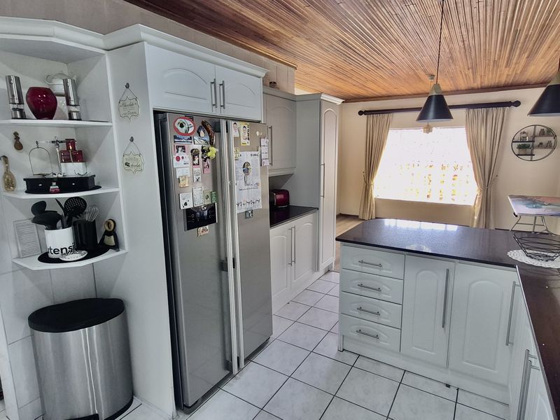 Spacious family home in Die Heuwel proper. - Photo 10