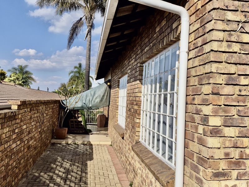 Spacious family home in Die Heuwel proper. - Photo 5