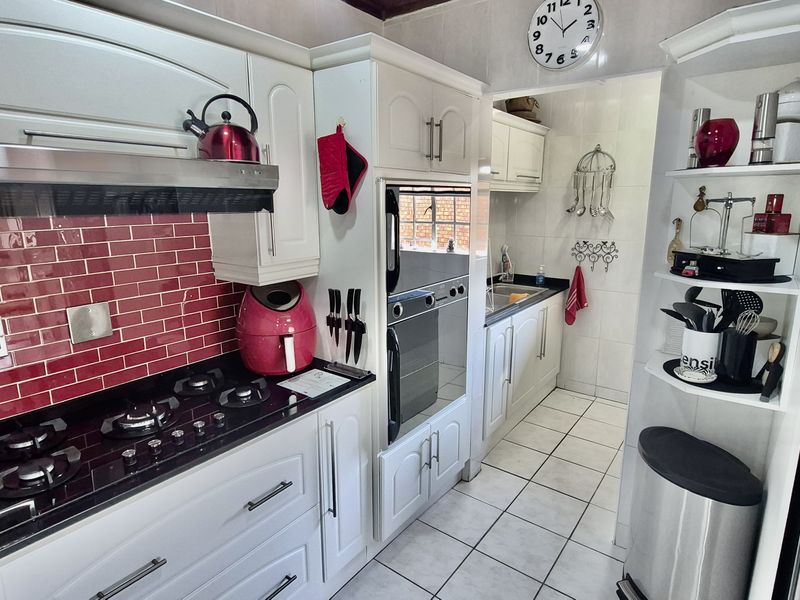 Spacious family home in Die Heuwel proper. - Photo 9
