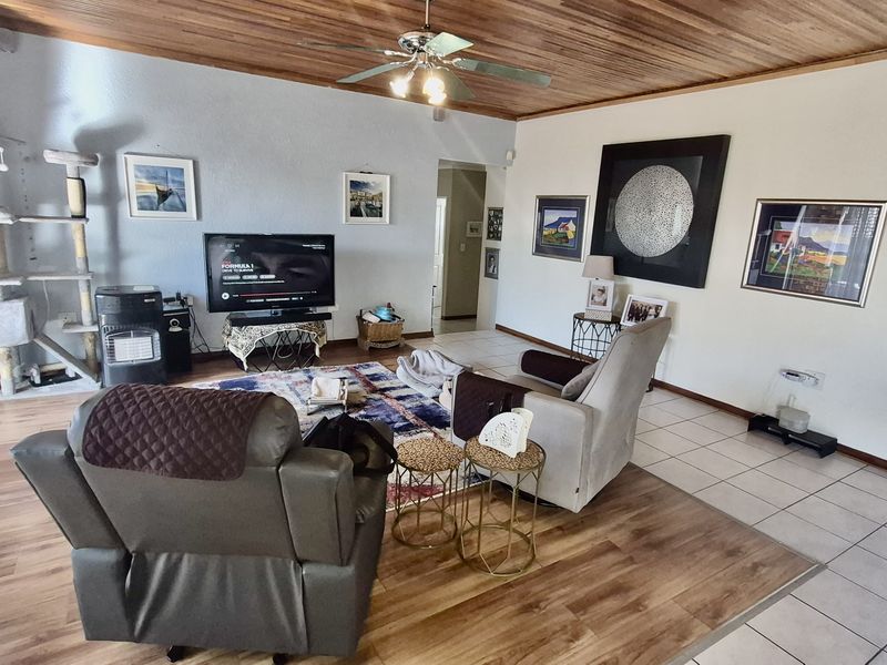 Spacious family home in Die Heuwel proper. - Photo 7