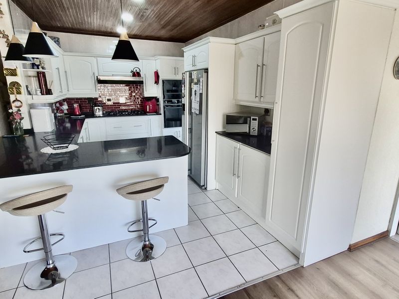 Spacious family home in Die Heuwel proper. - Photo 8