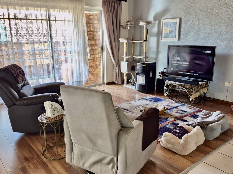 Spacious family home in Die Heuwel proper. - Photo 6