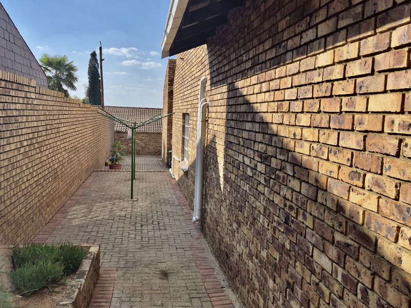 Spacious family home in Die Heuwel proper. - Photo 4