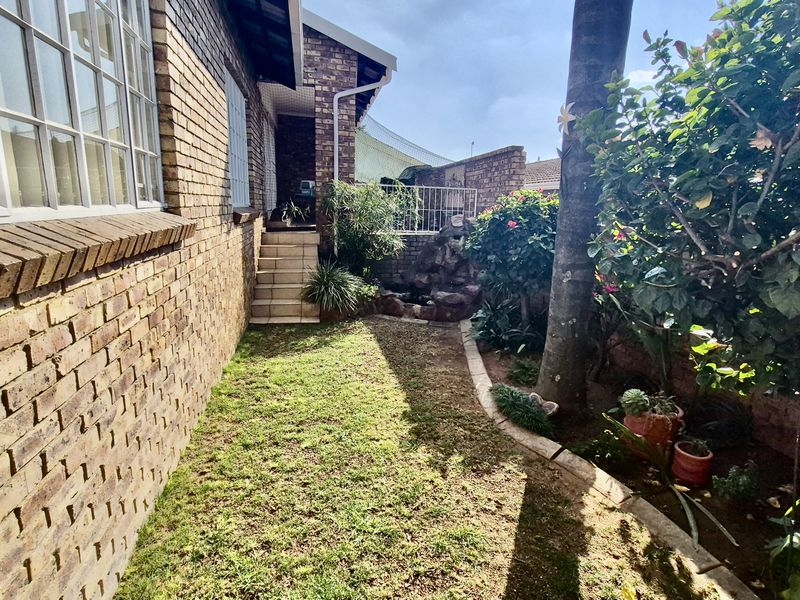 Spacious family home in Die Heuwel proper. - Photo 3