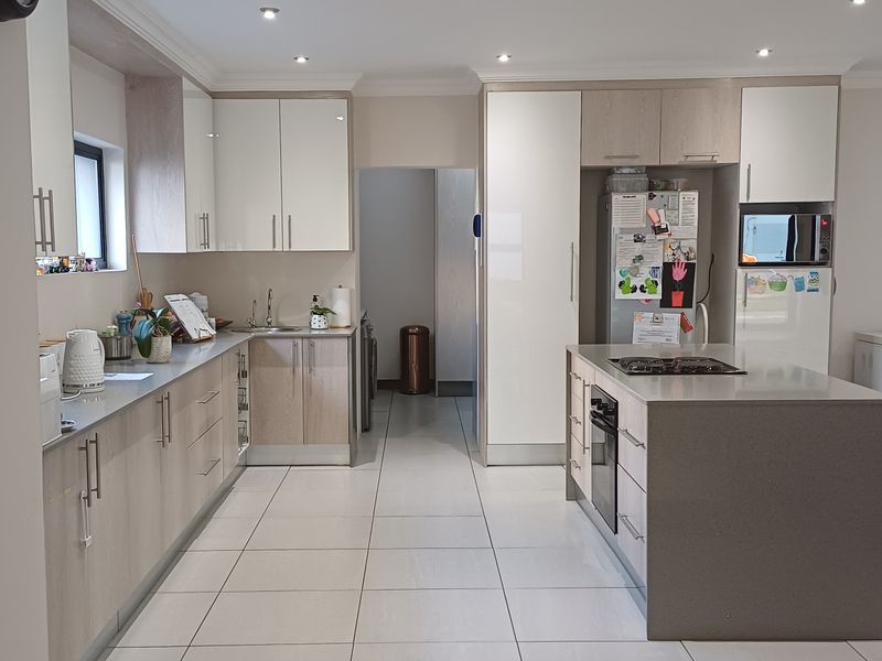 Your Dream Home Awaits in Secure Estate Living - Photo 4