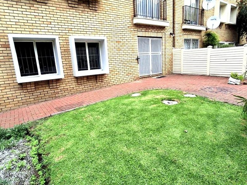 Neat & Spacious 2-Bedroom Ground Floor Apartment - Photo 1