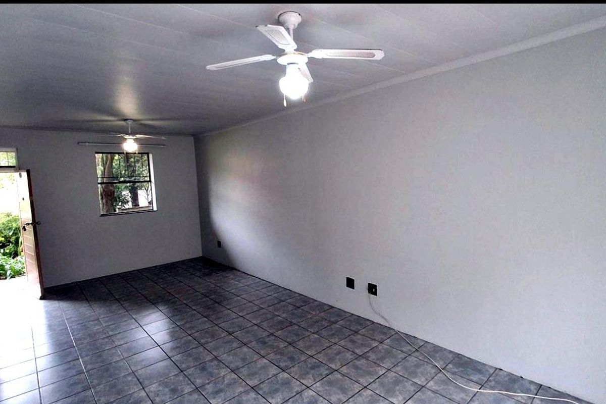 Neat & Spacious 2-Bedroom Ground Floor Apartment - Photo 3
