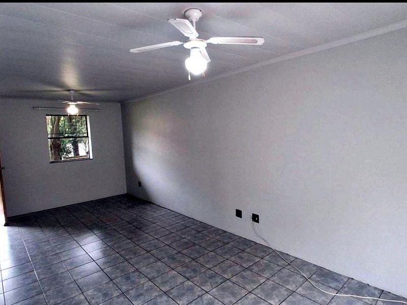Neat & Spacious 2-Bedroom Ground Floor Apartment - Photo 3