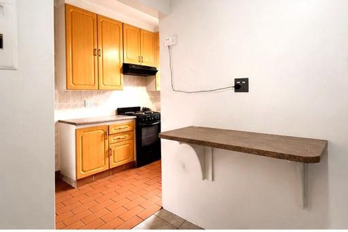 Neat & Spacious 2-Bedroom Ground Floor Apartment - Photo 5