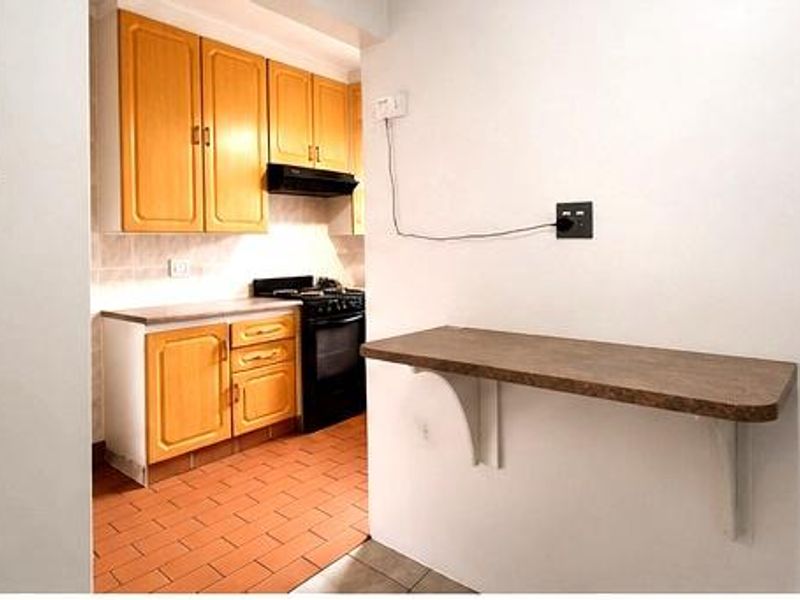 Neat & Spacious 2-Bedroom Ground Floor Apartment - Photo 5