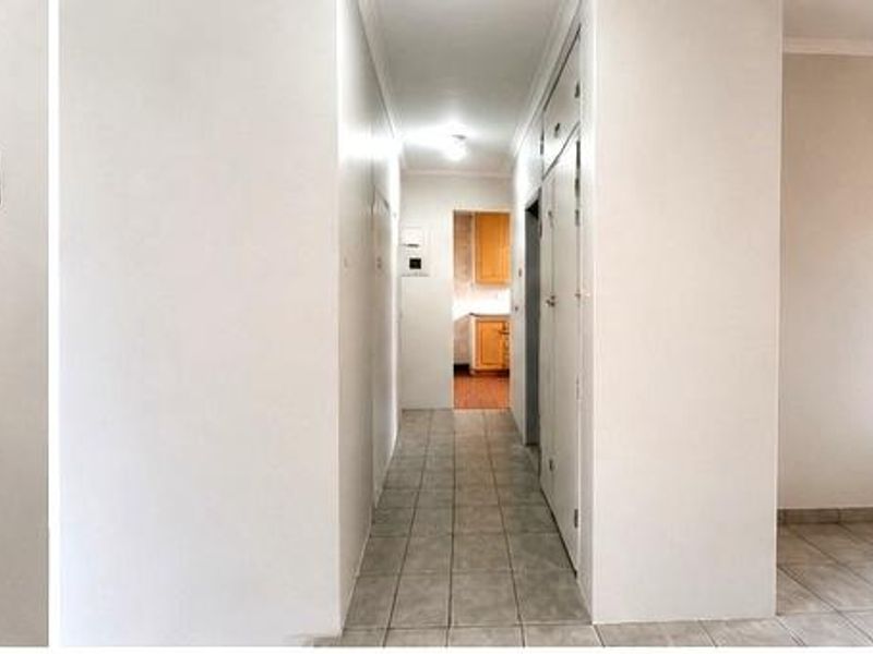 Neat & Spacious 2-Bedroom Ground Floor Apartment - Photo 4