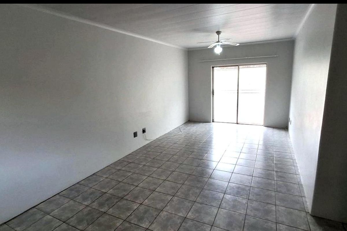 Neat & Spacious 2-Bedroom Ground Floor Apartment - Photo 2