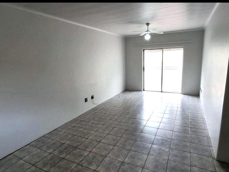Neat & Spacious 2-Bedroom Ground Floor Apartment - Photo 2