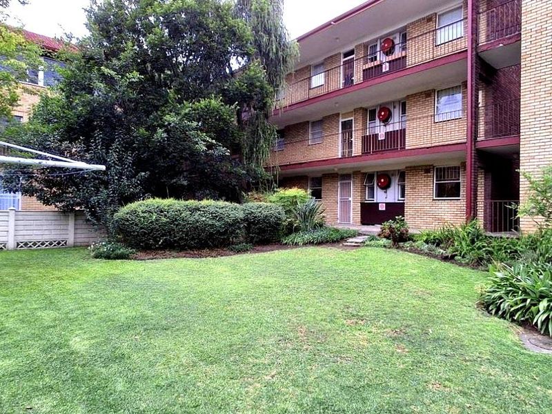 Neat & Spacious 2-Bedroom Ground Floor Apartment - Photo 8