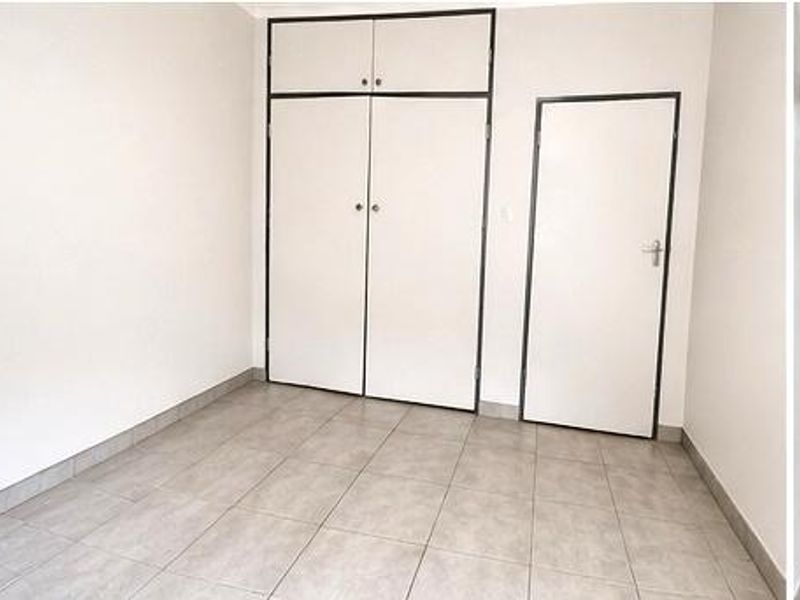 Neat & Spacious 2-Bedroom Ground Floor Apartment - Photo 7