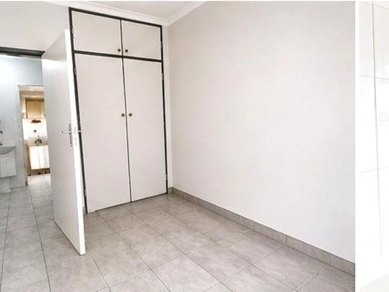 Neat & Spacious 2-Bedroom Ground Floor Apartment - Photo 6