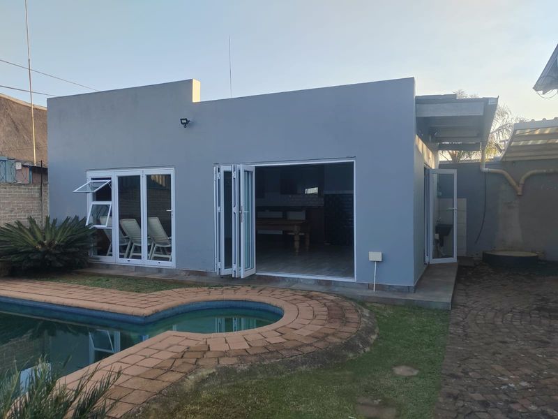 Lovely home with pool, flatlet in Dalview,Brakpan - Photo 4