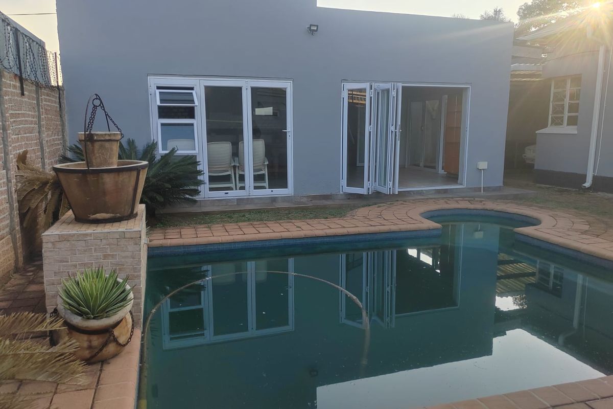 Lovely home with pool, flatlet in Dalview,Brakpan - Photo 4