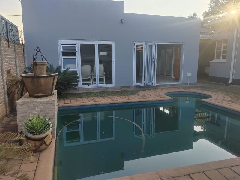 Lovely home with pool, flatlet in Dalview,Brakpan - Photo 2
