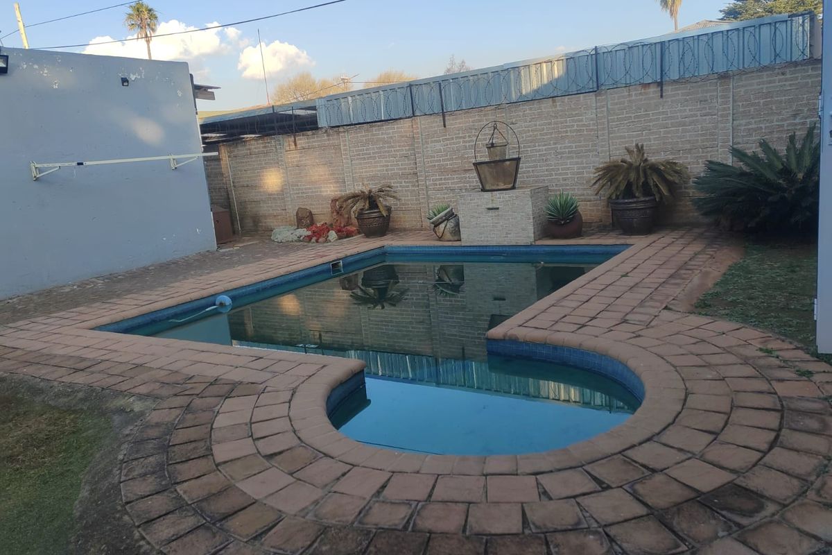 Lovely home with pool, flatlet in Dalview,Brakpan - Photo 5