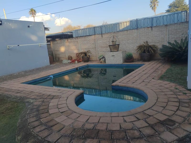 Lovely home with pool, flatlet in Dalview,Brakpan - Photo 3