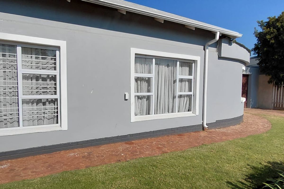 Lovely home with pool, flatlet in Dalview,Brakpan - Photo 3