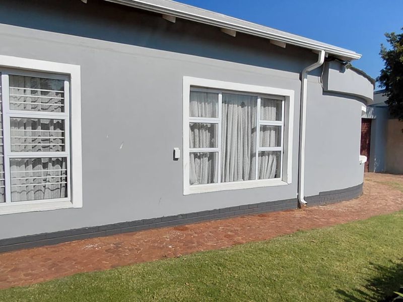 Lovely home with pool, flatlet in Dalview,Brakpan - Photo 3
