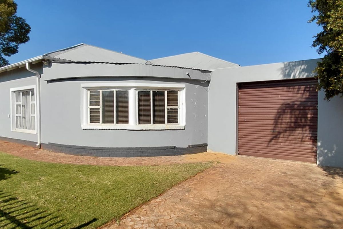 Lovely home with pool, flatlet in Dalview,Brakpan - Photo 2