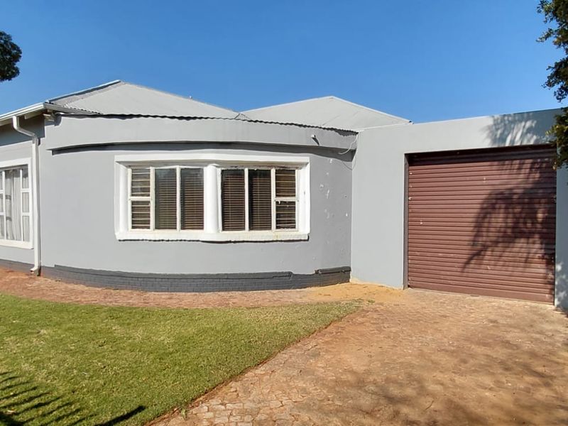 Lovely home with pool, flatlet in Dalview,Brakpan - Photo 2