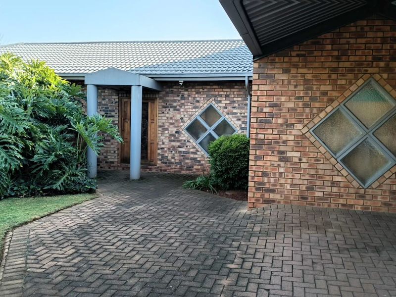 Bedroom • 2 Bathroom • Pet‐Friendly Home Big Yard • Swimming Pool • Lapa Entertainment Area R 20 000 - Photo 1