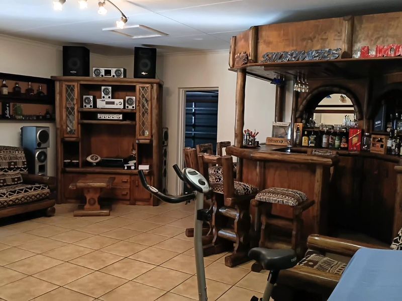 Bedroom • 2 Bathroom • Pet‐Friendly Home Big Yard • Swimming Pool • Lapa Entertainment Area R 20 000 - Photo 5