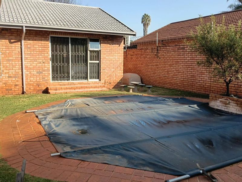 Bedroom • 2 Bathroom • Pet‐Friendly Home Big Yard • Swimming Pool • Lapa Entertainment Area R 20 000 - Photo 4