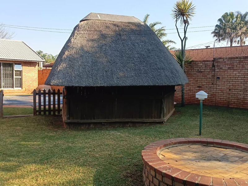 Bedroom • 2 Bathroom • Pet‐Friendly Home Big Yard • Swimming Pool • Lapa Entertainment Area R 20 000 - Photo 9