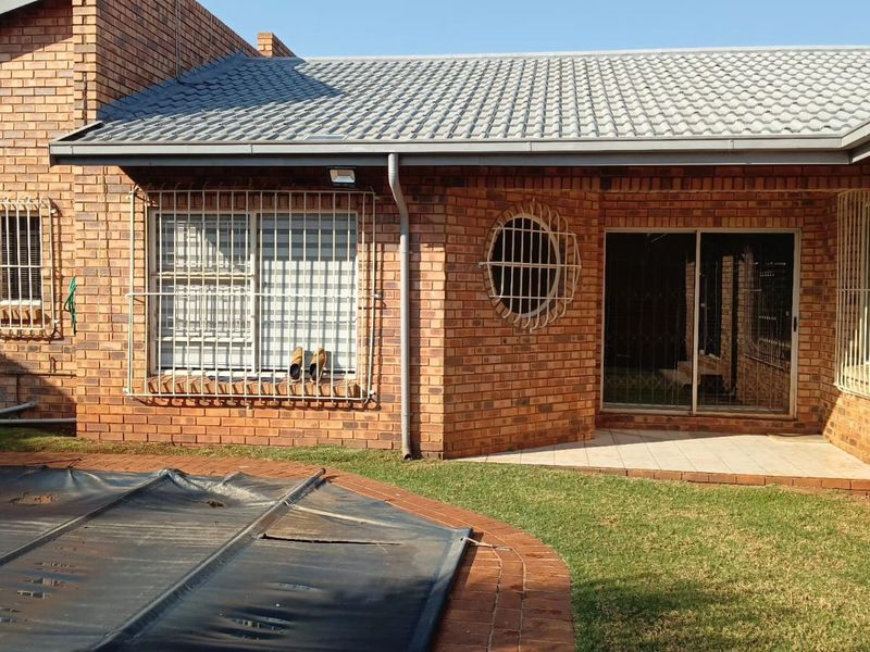 Bedroom • 2 Bathroom • Pet‐Friendly Home Big Yard • Swimming Pool • Lapa Entertainment Area R 20 000 - Photo 4