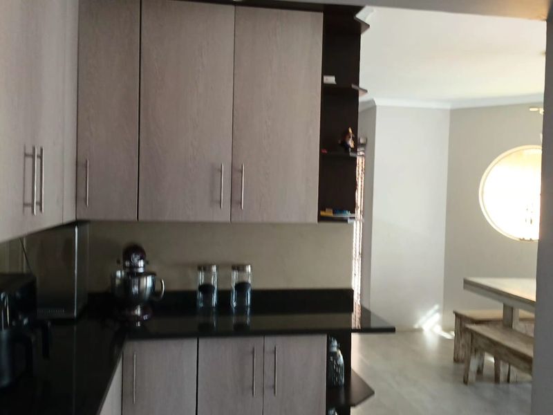 Bedroom • 2 Bathroom • Pet‐Friendly Home Big Yard • Swimming Pool • Lapa Entertainment Area R 20 000 - Photo 7