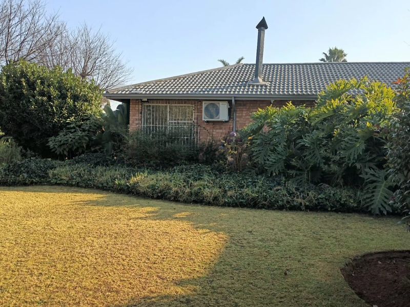 Bedroom • 2 Bathroom • Pet‐Friendly Home Big Yard • Swimming Pool • Lapa Entertainment Area R 20 000 - Photo 3