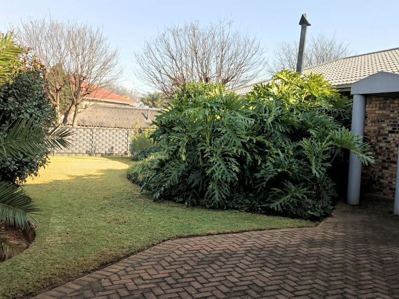 Bedroom • 2 Bathroom • Pet‐Friendly Home Big Yard • Swimming Pool • Lapa Entertainment Area R 20 000 - Photo 6