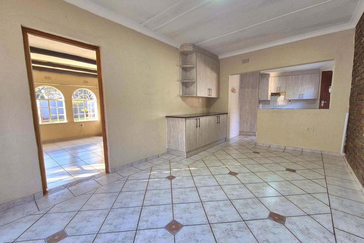 LOVELY HOME ON A PRIME STAND WAITING JUST FOR YOU! - Photo 4