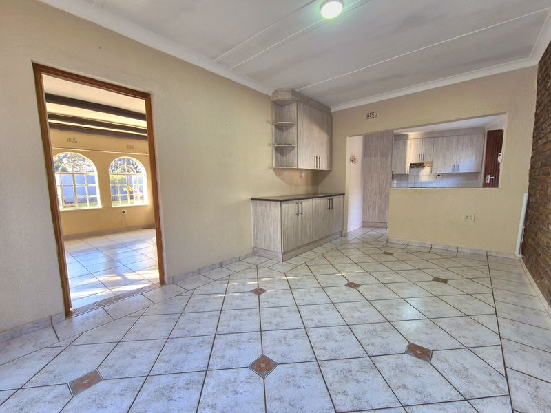 LOVELY HOME ON A PRIME STAND WAITING JUST FOR YOU! - Photo 4
