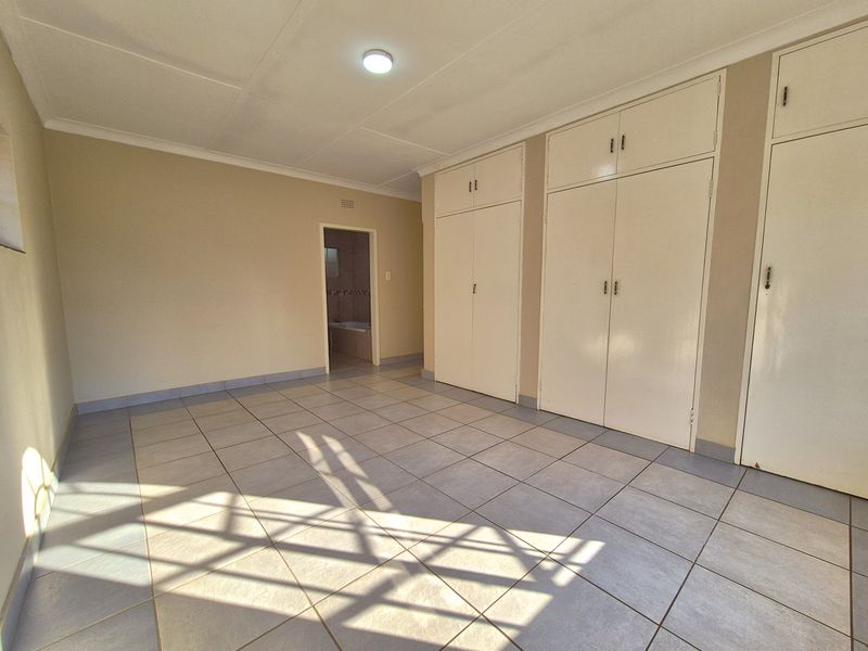 LOVELY HOME ON A PRIME STAND WAITING JUST FOR YOU! - Photo 8