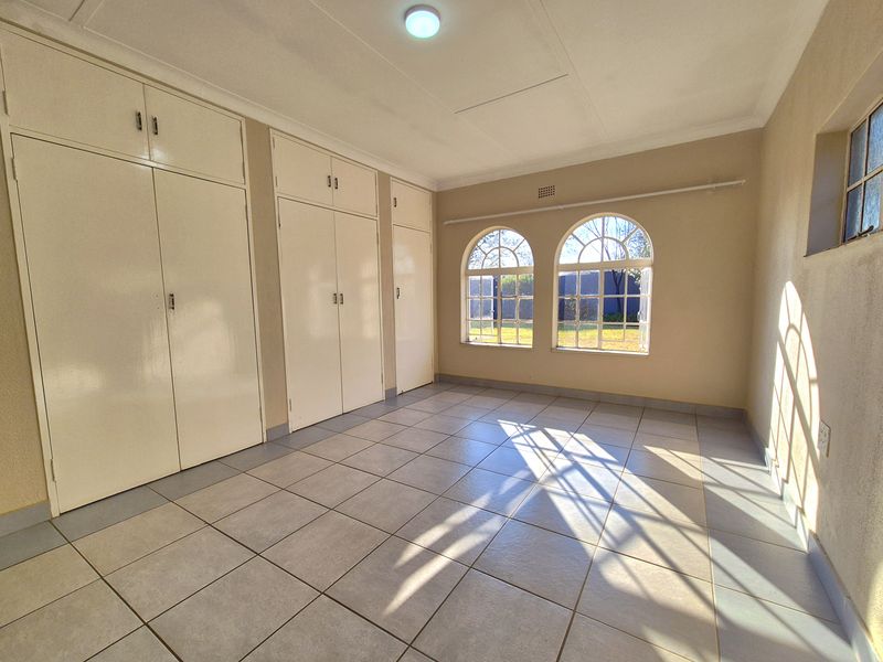 LOVELY HOME ON A PRIME STAND WAITING JUST FOR YOU! - Photo 7