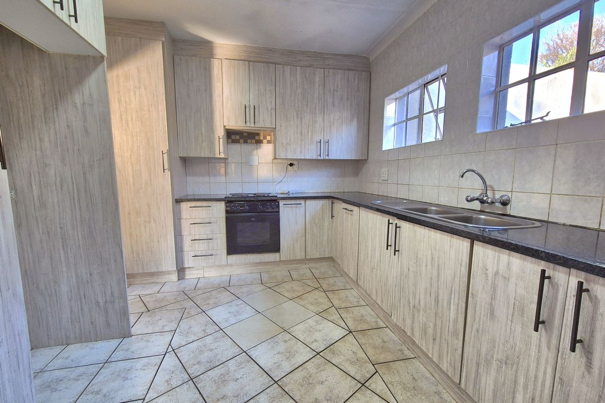 LOVELY HOME ON A PRIME STAND WAITING JUST FOR YOU! - Photo 5