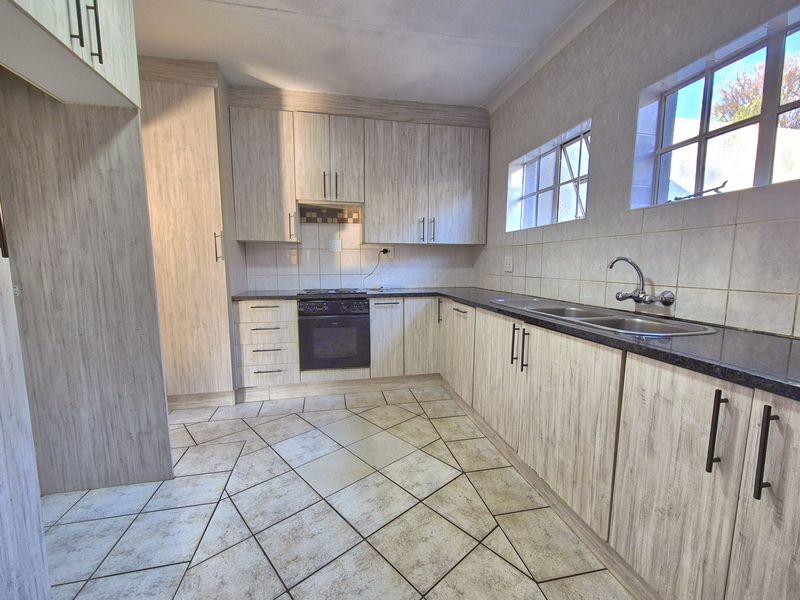 LOVELY HOME ON A PRIME STAND WAITING JUST FOR YOU! - Photo 5