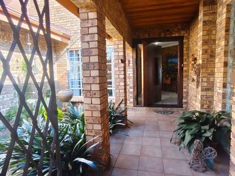 Exceptional Director's Residence in the Heart of Old Vaalpark. - Photo 4